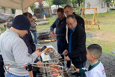 外國客戶蒞臨交流，公司予以熱誠接待